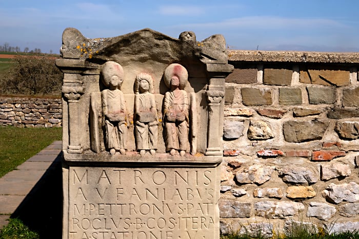  Weihestein mit Aufanischen Matronen 